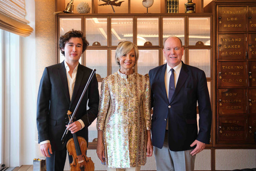 S.A.S. il Principe Alberto II, Presidente dello Yacht Club de Monaco, accanto a Hélène Mercier, pianista concertista di fama internazionale, e Daniel Lozakovich, violinista di fama mondiale. @mesi
