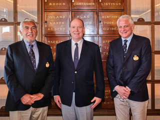 S.A.S. il Principe Alberto II, Presidente dello Yacht Club de Monaco, insieme a Bernard d’Alessandri, Segretario Generale dello YCM, e Christophe Degoumois, membro dello YCM. @mesi S.A.S. il Principe Alberto II, Presidente dello Yacht Club de Monaco, insieme a Bernard d’Alessandri, Segretario Generale dello YCM, e Christophe Degoumois, membro dello YCM. @mesi
