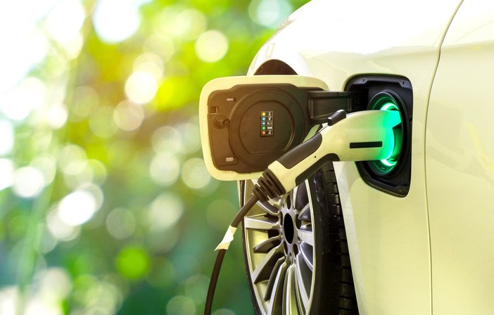 Auto elettriche in aumento: come scegliere l'assicurazione online più conveniente?