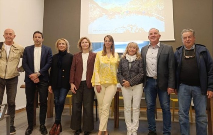 Foto di gruppo al termine della conferenza stampa di presentazione Foto di gruppo al termine della conferenza stampa di presentazione