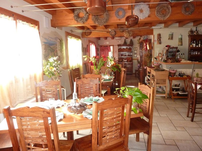 Nella Riviera dei Fiori una domenica di festa al ristorante Antichi Sapori di Terzorio: menù per ogni esigenza alimentare, liscio e karaoke