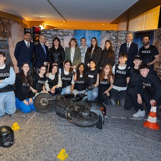 Foto: Gli studenti delle classi seconde insieme ai rappresentanti della Direzione dell’Educazione Nazionale, della Gioventù e dello Sport e delle associazioni Fight Aids Monaco, Be Safe Monaco e Croce Rossa Monegasca. © Frédéric Nebinger