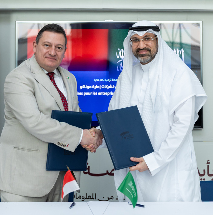 Stretta di mano tra i rappresentanti delle due Camere di Commercio dopo la firma del protocollo d’intesa, simbolo della nuova collaborazione tra Monaco e Gedda