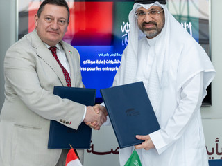 Stretta di mano tra i rappresentanti delle due Camere di Commercio dopo la firma del protocollo d’intesa, simbolo della nuova collaborazione tra Monaco e Gedda.