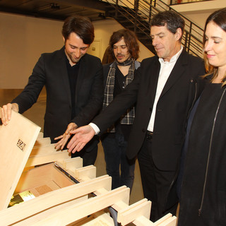 Da destra: Maryse Quinton commissario, Alain Philip delegato urbanismo e architettura e due giovani architetti che mostrano i loro progetti - ©Photographe Ville de Nice/Jacques Bavent
