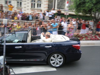La Lexus con gli sposi che scende dalla Rocca