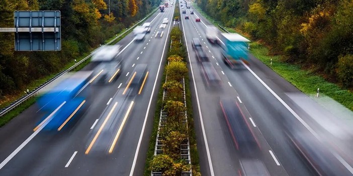 Eccesso di velocità estremo, in Francia scatta il reato: sanzioni più dure per chi supera i limiti di 50 km/h