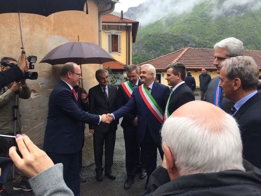 Alberto II a Valdieri per ricevere l'onorificenza di cinque comuni