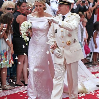 L'uscita degli sposi LL. AA. SS. Alberto II e Charlene