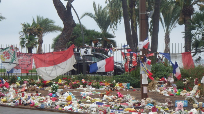 Va a processo la poliziotta di Nizza che denunciò le difficoltà dello Stato per l'attentato del 14 luglio Va a processo la poliziotta di Nizza che denunciò le difficoltà dello Stato per l'attentato del 14 luglio