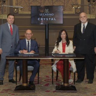 Pascal Camia, Direttore Sviluppo Internazionale di Monte-Carlo Société des Bains de Mer e Cristina Levis, Amministratore Delegato di A&amp;K Travel Group, circondati da Stéphane Valeri, Presidente e Amministratore Delegato di Monte-Carlo Société des Bains de Mer e Manfredi Lefebvre d'Ovidio, Presidente Esecutivo di A&amp;K Travel Group.