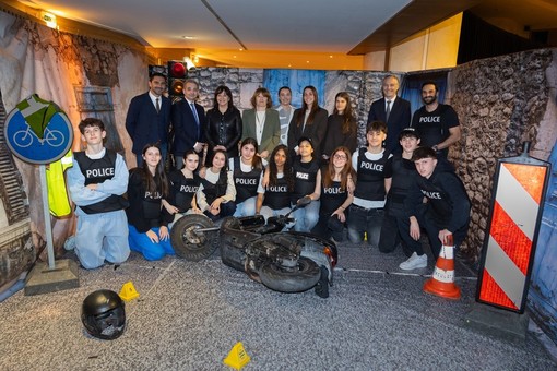 Foto: Gli studenti delle classi seconde insieme ai rappresentanti della Direzione dell’Educazione Nazionale, della Gioventù e dello Sport e delle associazioni Fight Aids Monaco, Be Safe Monaco e Croce Rossa Monegasca. © Frédéric Nebinger