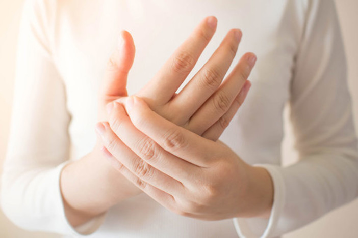 Artrite, come riconoscere i sintomi iniziali