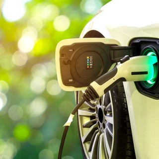 Auto elettriche in aumento: come scegliere l'assicurazione online più conveniente?