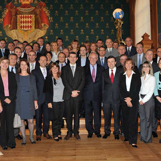 il Ministro di Stato Michel Roger, il ministro Stéphane Valeri e Jean-François Robillon del Parlamento circondati dai firmatari al Musée océnographique Copyright Photo : © Charly Gallo, Centre de Presse