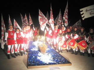 Gli Sabandieratori di Alba attorno alla scultura di Antonio Nocera Gli Sabandieratori di Alba attorno alla scultura di Antonio Nocera