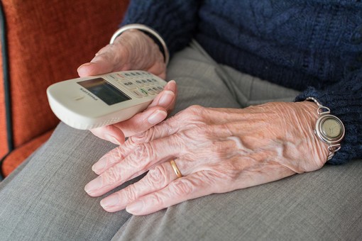Allarme truffe a Monaco: falsi profili di personalità di spicco per inganni finanziari