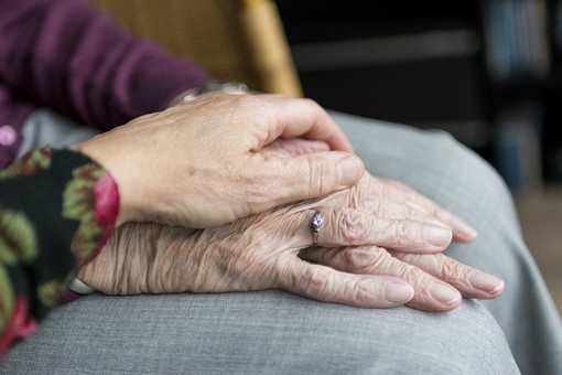 Anziani non autosufficienti: cosa fare