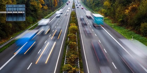 Eccesso di velocità estremo, in Francia scatta il reato: sanzioni più dure per chi supera i limiti di 50 km/h Eccesso di velocità estremo, in Francia scatta il reato: sanzioni più dure per chi supera i limiti di 50 km/h