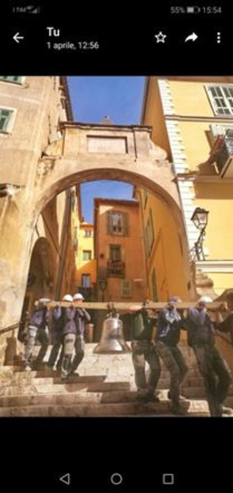 La "storia" della campana nella fotocronaca di Luisella Cappio