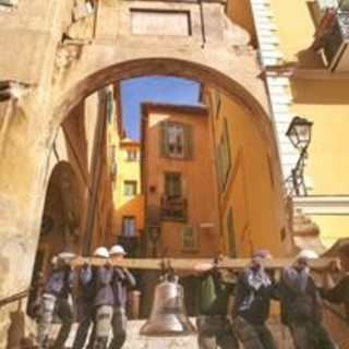 La "storia" della campana nella fotocronaca di Luisella Cappio