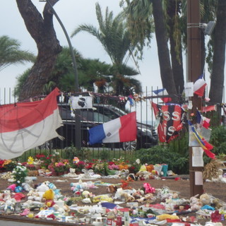 Va a processo la poliziotta di Nizza che denunciò le difficoltà dello Stato per l'attentato del 14 luglio