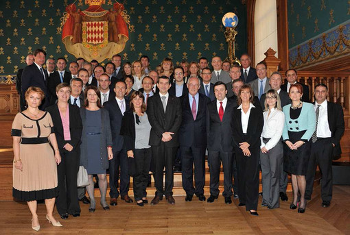il Ministro di Stato Michel Roger, il ministro Stéphane Valeri e Jean-François Robillon del Parlamento circondati dai firmatari al Musée océnographique Copyright Photo : © Charly Gallo, Centre de Presse il Ministro di Stato Michel Roger, il ministro Stéphane Valeri e Jean-François Robillon del Parlamento circondati dai firmatari al Musée océnographique Copyright Photo : © Charly Gallo, Centre de Presse