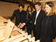 Da destra: Maryse Quinton commissario, Alain Philip delegato urbanismo e architettura e due giovani architetti che mostrano i loro progetti - ©Photographe Ville de Nice/Jacques Bavent Da destra: Maryse Quinton commissario, Alain Philip delegato urbanismo e architettura e due giovani architetti che mostrano i loro progetti - ©Photographe Ville de Nice/Jacques Bavent