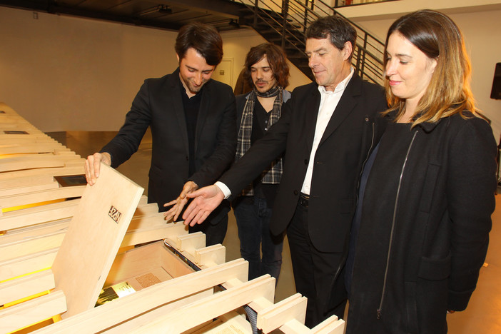 Da destra: Maryse Quinton commissario, Alain Philip delegato urbanismo e architettura e due giovani architetti che mostrano i loro progetti - ©Photographe Ville de Nice/Jacques Bavent Da destra: Maryse Quinton commissario, Alain Philip delegato urbanismo e architettura e due giovani architetti che mostrano i loro progetti - ©Photographe Ville de Nice/Jacques Bavent