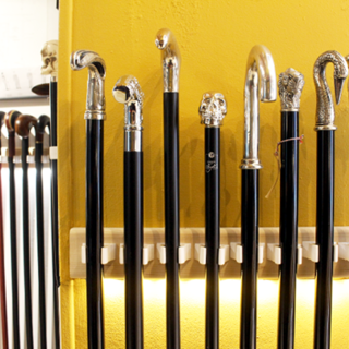 Lusso e artigianato: a due passi da Monaco un negozio dedicato ai bastoni da passeggio