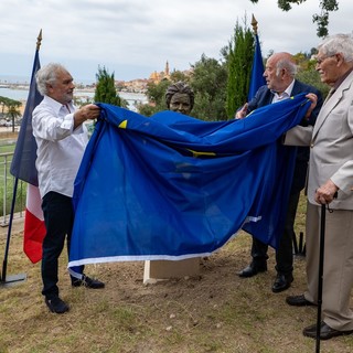 Il momento dell'inaugurazione del busto