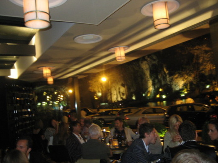 Gli Italiani al bar: comportamenti uguali sia a Milano che a Nizza o Montecarlo Gli Italiani al bar: comportamenti uguali sia a Milano che a Nizza o Montecarlo