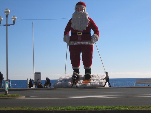 Anche l’unico addobbo natalizio sulla Promenade des Anglais è andato via...