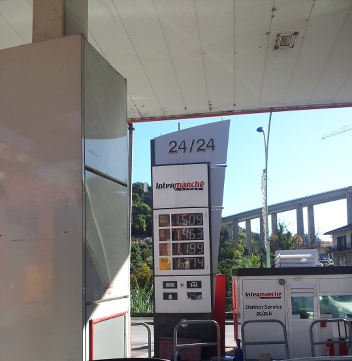 Tempi duri per le auto a gasolio in Francia: aumenti sul prezzo e dal 2025 stop alla vendita