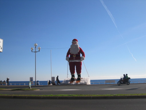 Un grande Babbo Natale sulla Promenade des Anglais saluta gli ospiti del Lenval