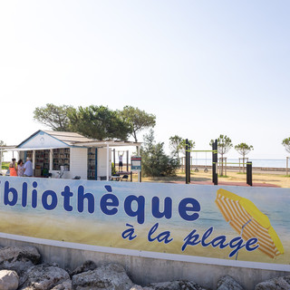 Biblioteca in spiaggia. Foto: ©Ville de Menton Biblioteca in spiaggia. Foto: ©Ville de Menton