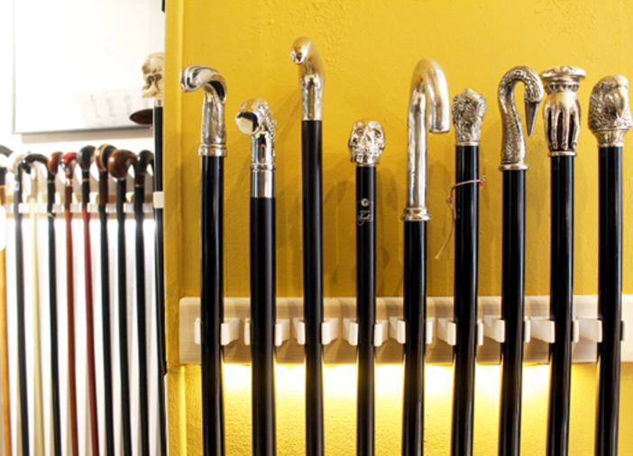 Lusso e artigianato: a due passi da Monaco un negozio dedicato ai bastoni da passeggio