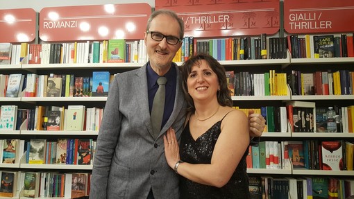 La curatrice del Caffè Letterario Silvia Gullino con l’autore Alessandro Mormile