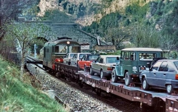 1987: quando le auto venivano trasportate su navette lungo la ferrovia Cuneo-Nizza: perchè non rifarlo?