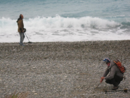Non è il Far West, ma la spiaggia di Nizza: una mattina con i 'cercatori d'oro'
