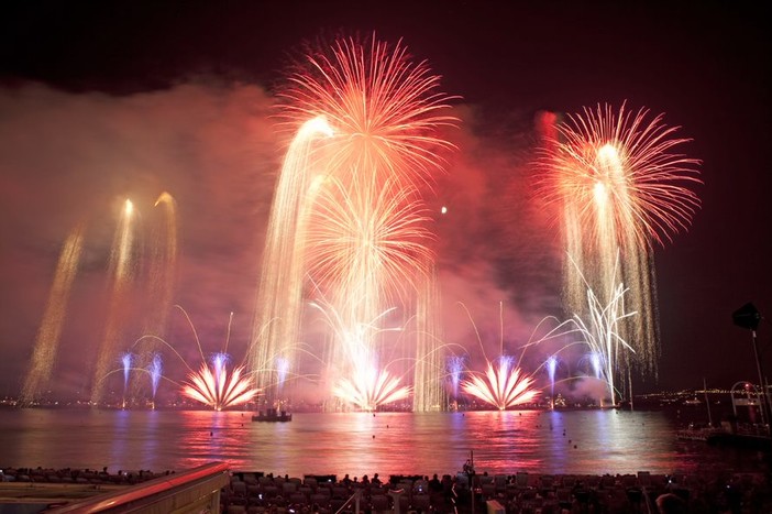 Fuochi Piromusicali a Cannes: stasera appuntamento sulla Croisette. Altri appuntamenti a luglio e agosto Fuochi Piromusicali a Cannes: stasera appuntamento sulla Croisette. Altri appuntamenti a luglio e agosto