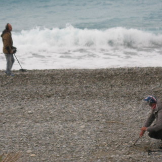 Non è il Far West, ma la spiaggia di Nizza: una mattina con i 'cercatori d'oro'