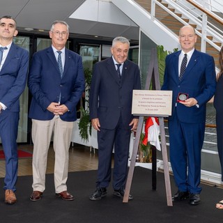 Da sinistra: Karim Tabchiche, Christophe Robino, Michel Gramaglia e Cyrielle Colle con S.A.S. il Principe Sovrano in occasione dell'80° anniversario del Tribunal du Travail.  © Palais princier- Frédéric Nebinger.