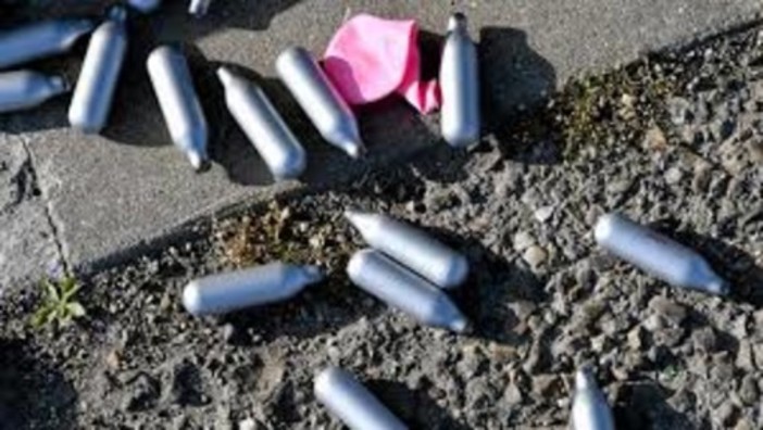 Cartucce di protossido di azoto abbandonate in una strada