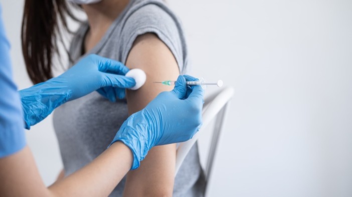 Influenza e Covid, in Francia parte la campagna d’autunno: i due vaccini si possono fare insieme Influenza e Covid, in Francia parte la campagna d’autunno: i due vaccini si possono fare insieme