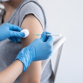 Influenza e Covid, in Francia parte la campagna d’autunno: i due vaccini si possono fare insieme Influenza e Covid, in Francia parte la campagna d’autunno: i due vaccini si possono fare insieme