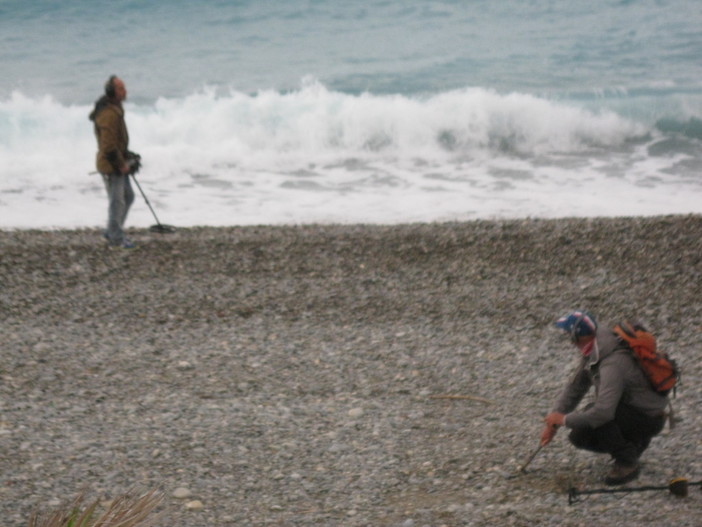Non è il Far West, ma la spiaggia di Nizza: una mattina con i 'cercatori d'oro' Non è il Far West, ma la spiaggia di Nizza: una mattina con i 'cercatori d'oro'