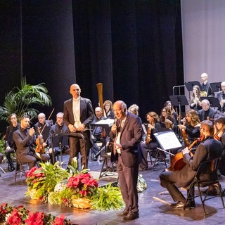 Il sindaco Yves Yhuel sul palco del Palais de l'Europe (Foto: Ville de Menton)