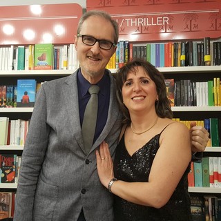 La curatrice del Caffè Letterario Silvia Gullino con l’autore Alessandro Mormile