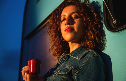 Nuovo singolo per Nevia: ecco "Favola" (Video) Nuovo singolo per Nevia: ecco "Favola" (Video)